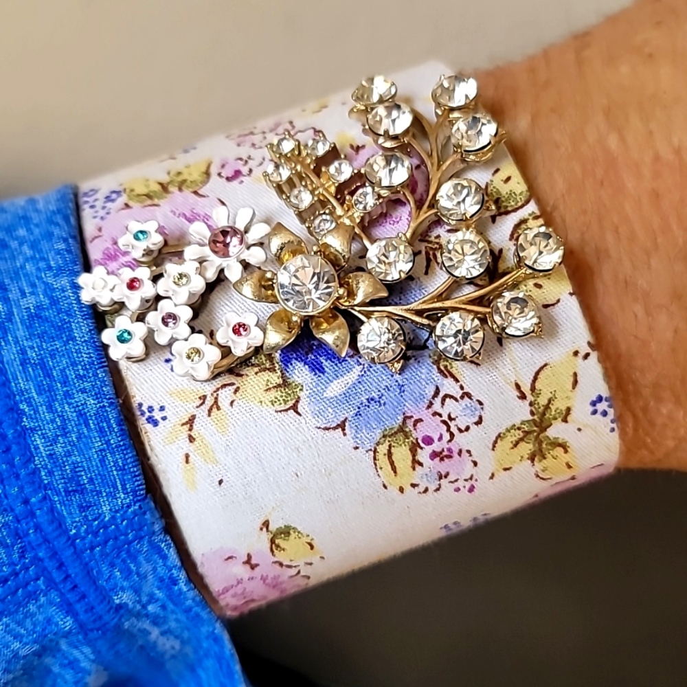 New Vintage BETSEY JOHNSON Vintage Bows Collection Crystal Floral Cuff Bracelet.